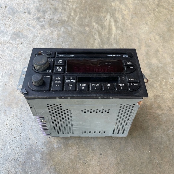 01 Oldsmobile Bravada AM FM CD cassette radio receiver Part No 09376173 - Picture 4 of 8